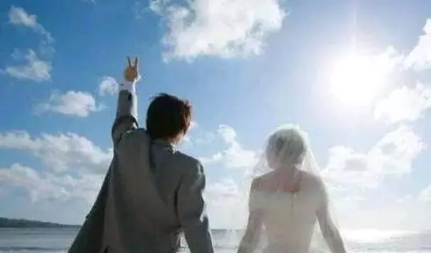 女友第一次來家,她走後媽媽指著垃圾桶夸「好媳婦」