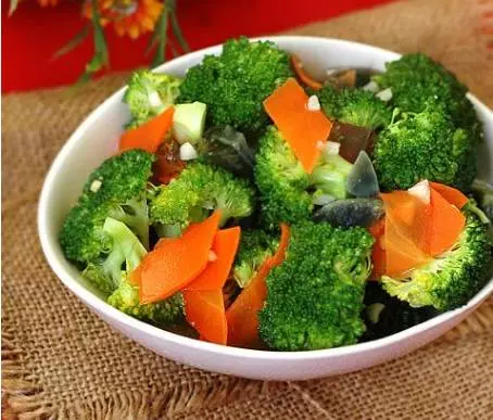 炒西蘭花顏色發黑是有原因的,教你幾個小竅門,鮮嫩入味口感好