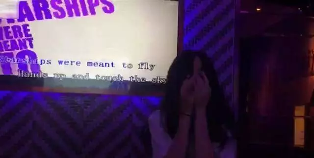 王菲女兒12歲李嫣深夜蹦迪玩瘋了,發現鏡頭捂臉笑很害羞