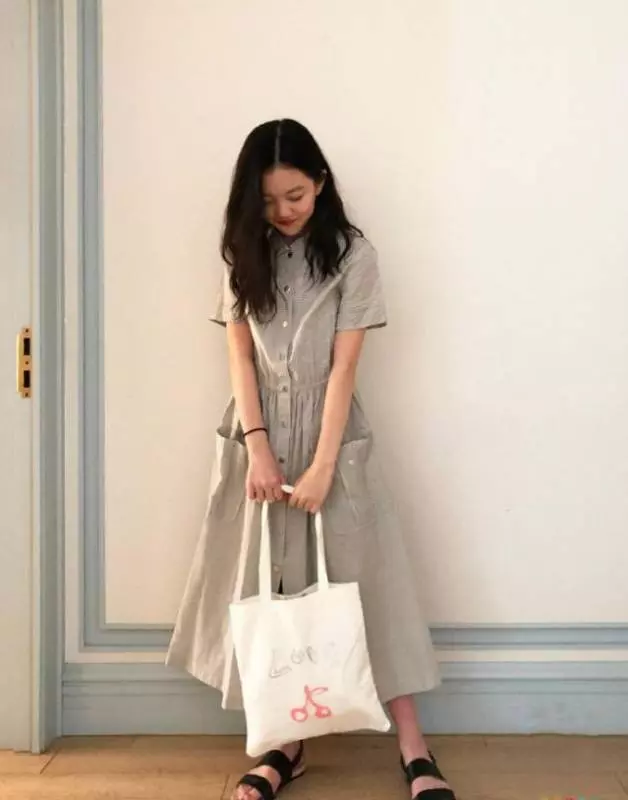 王菲女兒12歲李嫣深夜蹦迪玩瘋了,發現鏡頭捂臉笑很害羞