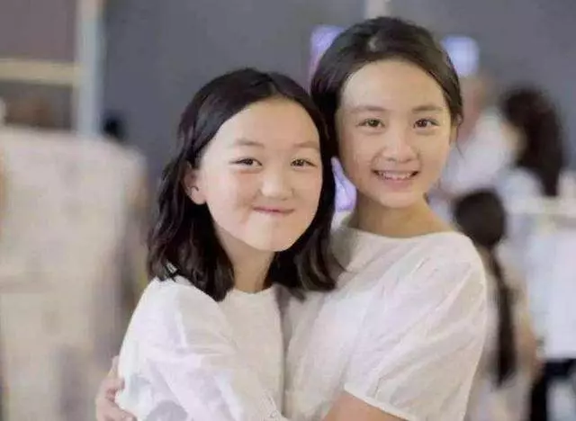 王菲女兒12歲李嫣深夜蹦迪玩瘋了,發現鏡頭捂臉笑很害羞