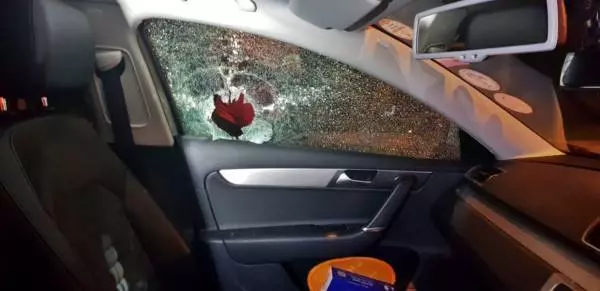 路旁割草車擊中石頭飛進車 , 壁球裁判臉頰被割傷 !