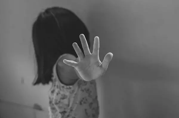 《恐怖》吃「」女兒肉「」 換富貴命 父賣女截肢煉藥