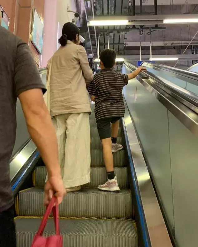 謝安琪親自接兒子放學,不開車卻搭地鐵,11歲兒子這一動作被大讚!