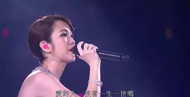 謝安琪親自接兒子放學,不開車卻搭地鐵,11歲兒子這一動作被大讚!