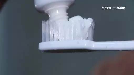 咧嘴驚見殭屍牙? 牙醫:問題出在這