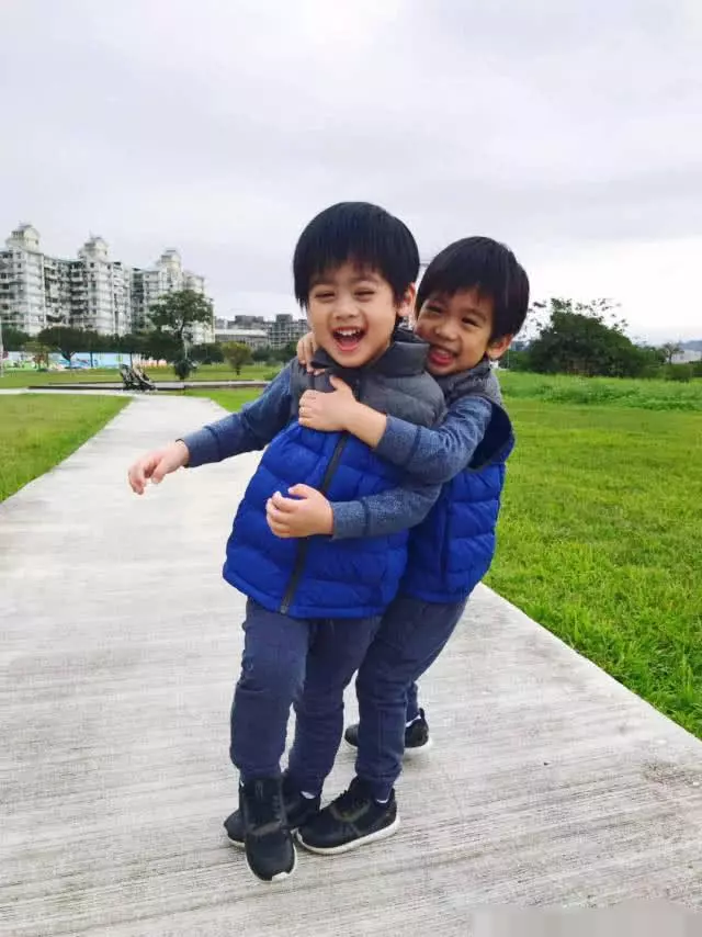 林志穎雙胞胎兒子長大了,二兒子和Kimi越長越像,看得網友都臉盲!