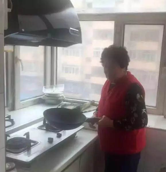 77歲老人20年不敢出遠門,竟是因為「怕」樓下鄰居,網稱:世間最美阿嬤