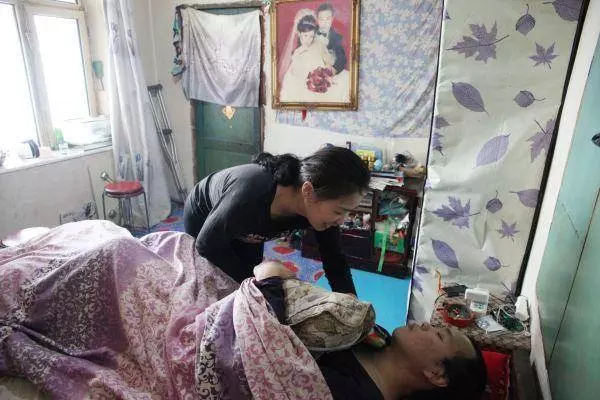我癱瘓,老婆八年如一日的照顧我,剛能走路,我就把她送進了監獄