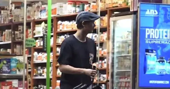 許冠傑大兒子患癌初愈,但暴瘦將近30斤,現獨自買營養品補身!