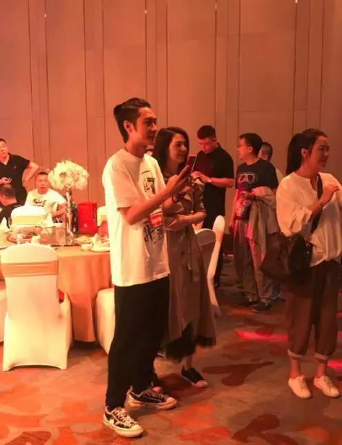 洪欣終發聲力挺張丹峰,二人合體現身秀恩愛,張丹峰展現慈父一面!