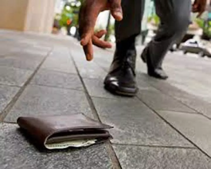 路上的錢到底能不能撿?風水師說:可以撿, 但是要