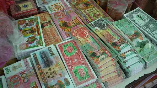 路上的錢到底能不能撿?風水師說:可以撿, 但是要