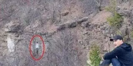 難得見到!男子把登山照放大後,再也不敢一個人去登山了!