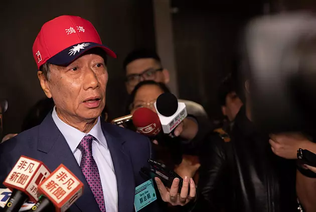 隔6年後悔了!郭台銘當年轟「博士棄6萬賣雞排」浪費資源 如今親自道歉:是我看走眼