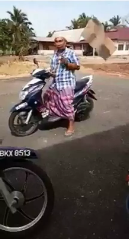 神聖的齋戒月還欺負老人家! ! biadab-馬來少年欺凌老伯! (內附視頻)