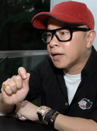 【新加坡】 不滿預約做頭髮沒記錄, 男子大鬧David Gan髮廊 推員工 !
