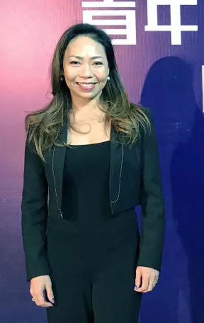 【新加坡】 50歲美魔阿嬤不簡單 抗癌成功 鋼管舞奪冠 !