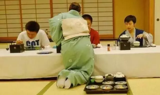 日本人一進室內就會脫鞋,遇到腳臭的人怎麼辦?答案讓人哭笑不得