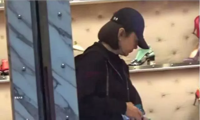 64歲林青霞被傳再婚後,現身商場血拚,爆肥到完全認不出