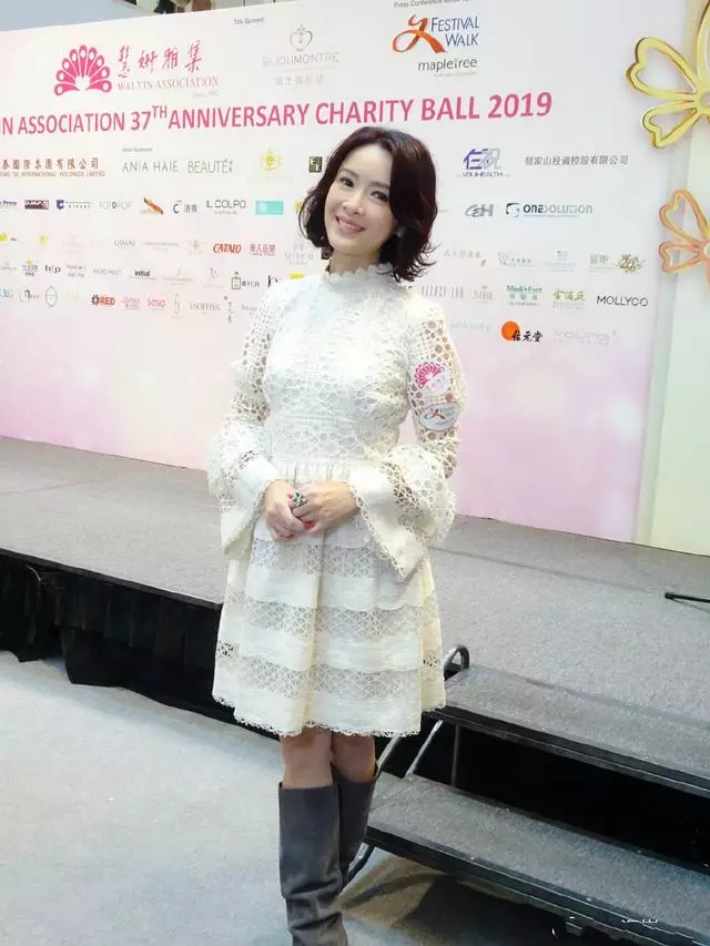 港姐向海嵐氣質太驚艷!白色蕾絲裙搭配卷髮好優雅,美得不像45歲