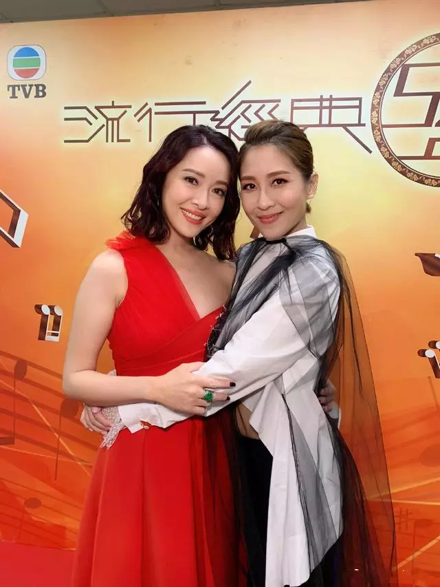 港姐向海嵐氣質太驚艷!白色蕾絲裙搭配卷髮好優雅,美得不像45歲
