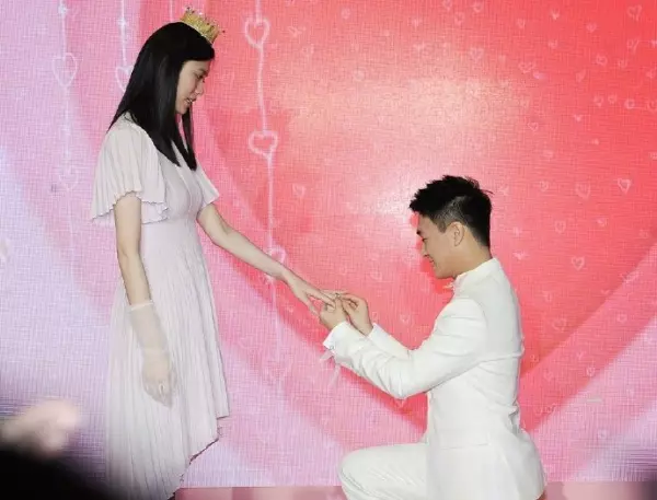 恭喜!何猷君求婚成功 奚夢瑤點頭Say YES
