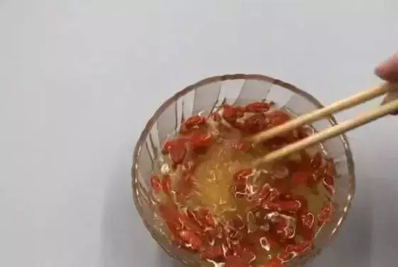 枸杞買回家不要直接吃,乾貨店老闆娘教我一招,沒想到這麼實用