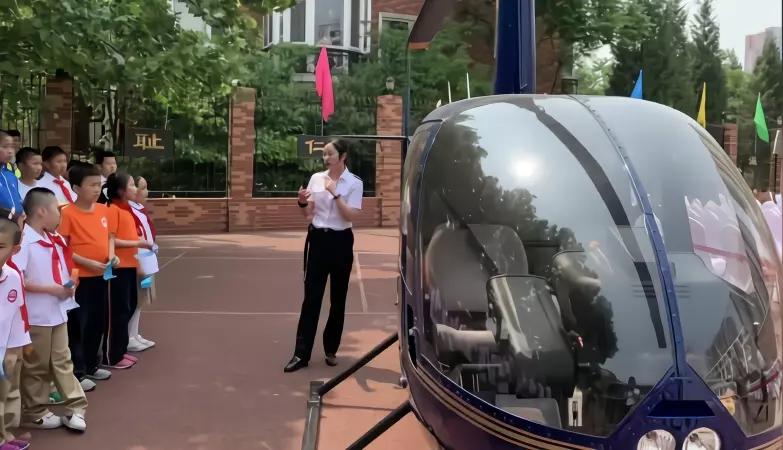 寵女最高境界!富爸爸「把直升機開到學校」當女兒作業 霸氣喊「我沒必要炫富」網友一面倒力挺他