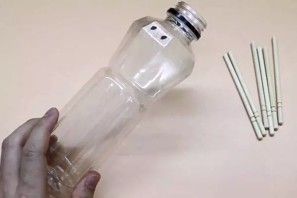 媳婦太聰明了,在寶特瓶上插幾根筷子,放在家裡好看又實用,親戚鄰居看了都要學