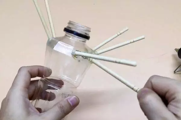 媳婦太聰明了,在寶特瓶上插幾根筷子,放在家裡好看又實用,親戚鄰居看了都要學