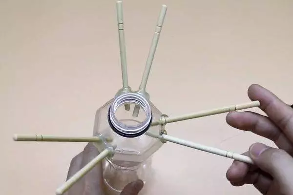 媳婦太聰明了,在寶特瓶上插幾根筷子,放在家裡好看又實用,親戚鄰居看了都要學