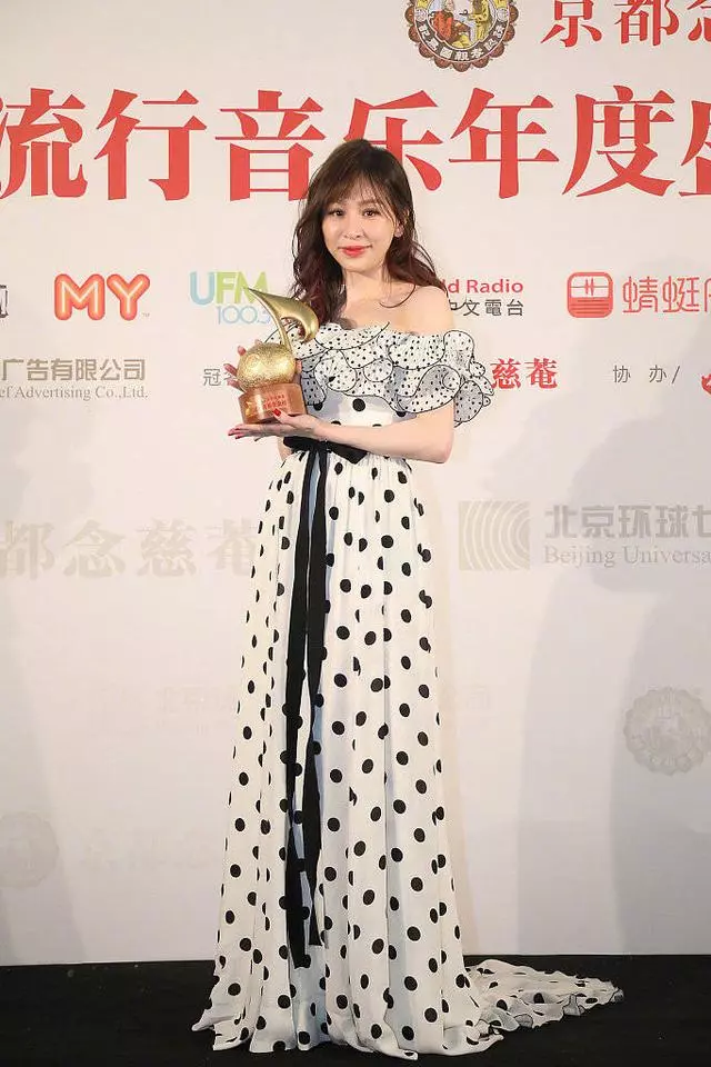 36歲王心凌身穿波點連衣裙現身,美到不行,哪裡像整容失敗的樣子