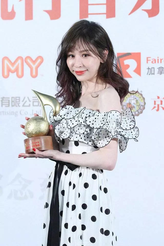 36歲王心凌身穿波點連衣裙現身,美到不行,哪裡像整容失敗的樣子
