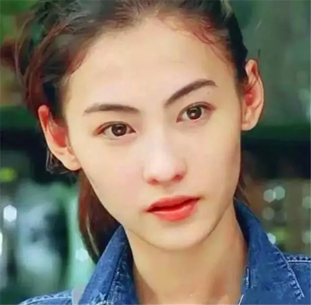 張柏芝三胎長相曝光,不太像張柏芝,在外公懷中很乖巧