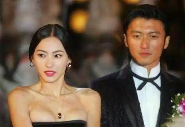 張柏芝三胎長相曝光,不太像張柏芝,在外公懷中很乖巧