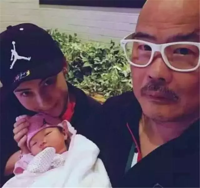 張柏芝三胎長相曝光,不太像張柏芝,在外公懷中很乖巧