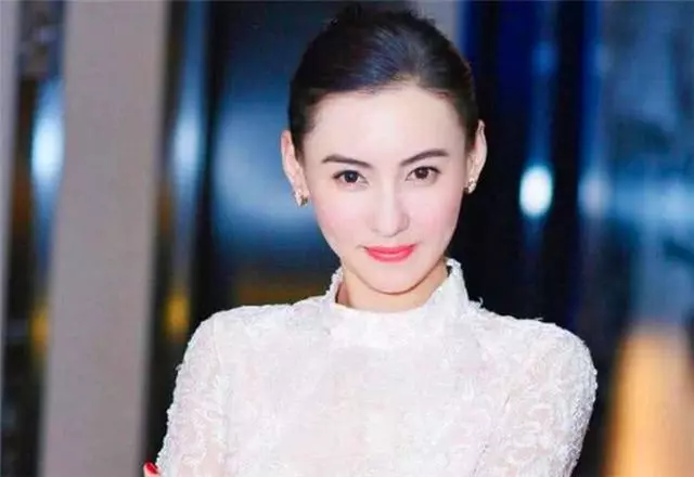張柏芝三胎長相曝光,不太像張柏芝,在外公懷中很乖巧