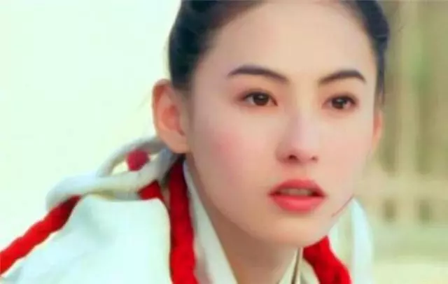 張柏芝三胎長相曝光,不太像張柏芝,在外公懷中很乖巧