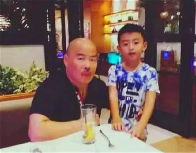 張柏芝三胎長相曝光,不太像張柏芝,在外公懷中很乖巧
