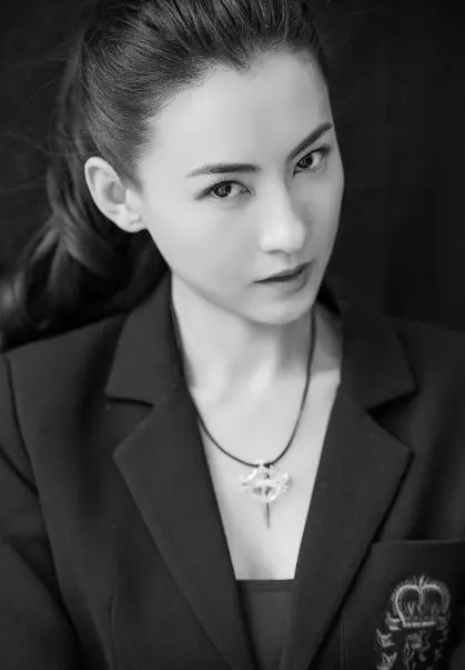 張柏芝三胎長相曝光,不太像張柏芝,在外公懷中很乖巧