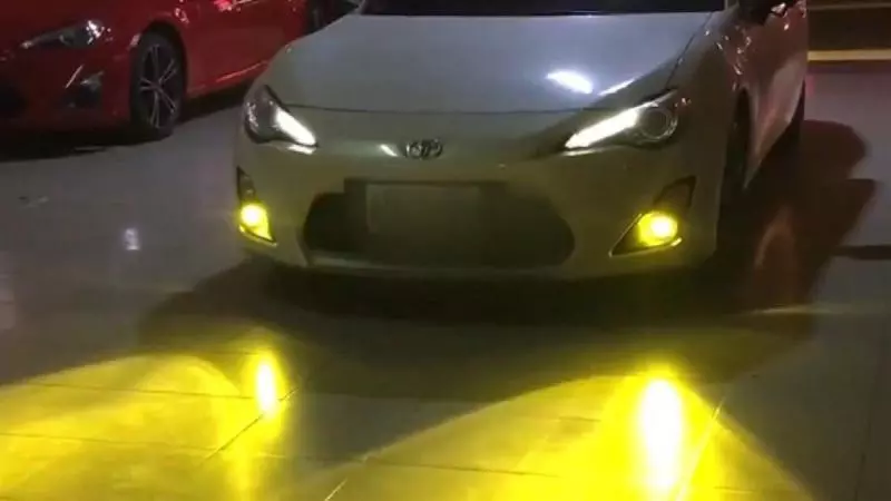 開車族注意!沒起霧「開霧燈」要罰3600元 一張圖「看懂燈號標誌」讓你不會再按錯