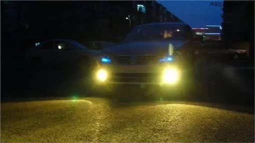 開車族注意!沒起霧「開霧燈」要罰3600元 一張圖「看懂燈號標誌」讓你不會再按錯