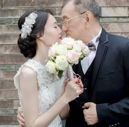 他曾去總統府向呂秀蓮求婚!如今已68歲的董念台竟娶到小33歲嫩妻!父女戀修成正果「岳母超滿意」!