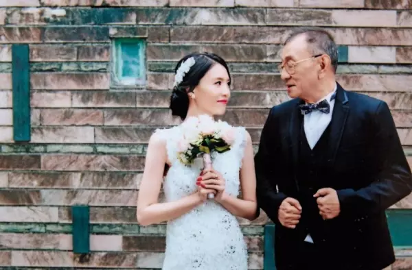 他曾去總統府向呂秀蓮求婚!如今已68歲的董念台竟娶到小33歲嫩妻!父女戀修成正果「岳母超滿意」!