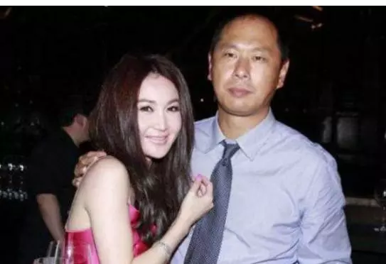 溫碧霞近照曝光,和老公合照像「父女」,53歲的她被贊為不老女神