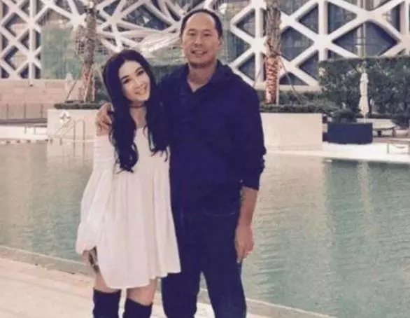 溫碧霞近照曝光,和老公合照像「父女」,53歲的她被贊為不老女神
