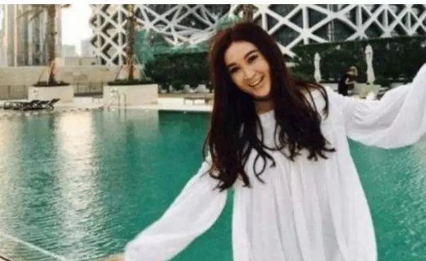 溫碧霞近照曝光,和老公合照像「父女」,53歲的她被贊為不老女神