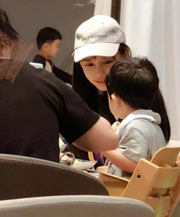 黃曉明為子與媒體撕破臉,方媛女兒正臉從未暴露,力保孩子隱私!