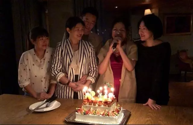大s媽媽曬母女4人同框照,大姐徐熙嫻難得出鏡,和媽媽像同齡人